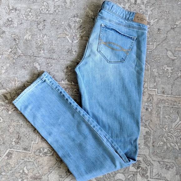 Abercrombie and Fitch Light Wash Skinny Jeans - Picture 1 of 5